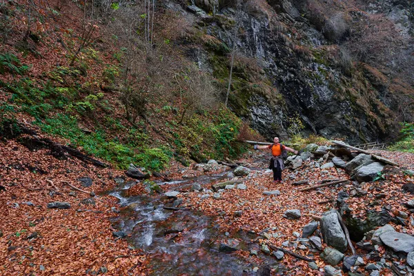 Reisefotograf Einer Wunderschönen Herbstlandschaft Den Bergen — Stockfoto