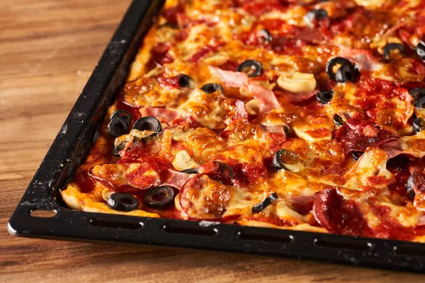 Tahtadaki Tepside Yapımı Pepperoni Pizza — Stok fotoğraf