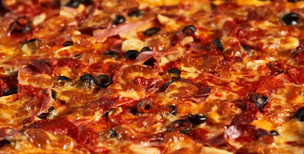 Lezzetli Yapımı Pepperonili Pizzanın Yakın Çekimi — Stok fotoğraf