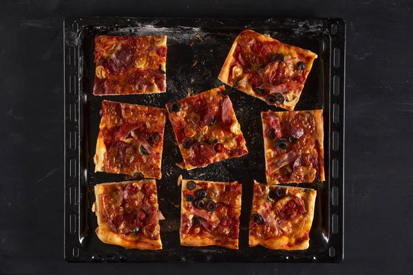 Tahtadaki Tepside Yapımı Pepperoni Pizza — Stok fotoğraf