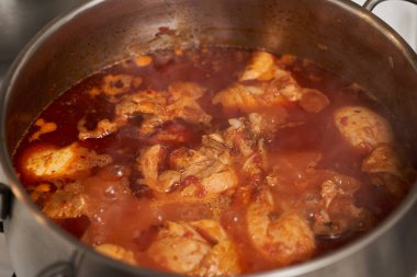 Kümes hayvanları pişirirken sobanın üstünde but çubukları vardı.