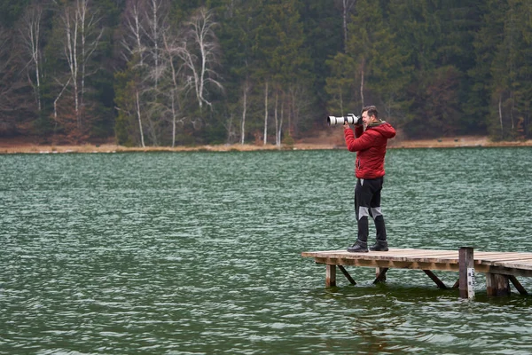 Professioneller Naturfotograf Fotografiert Landschaften Vom Seeufer Aus — Stockfoto