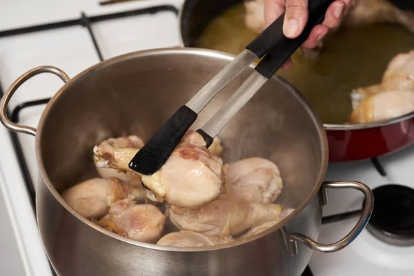 在炉子上用鸡腿在锅里做菜 — 图库照片