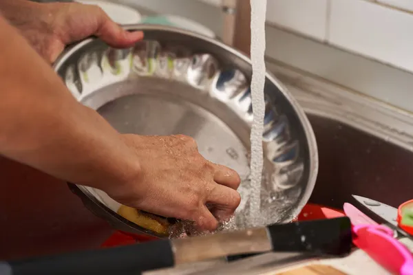 Femme Lave Vaisselle Dans Évier Cuisine — Photo