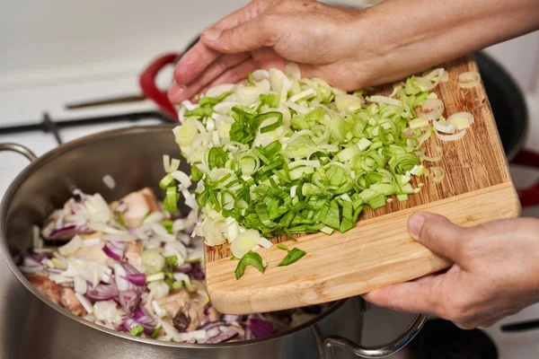 Een Pluimveeschotel Koken Met Drumsticks Een Pot Het Fornuis — Stockfoto