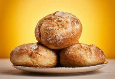 Tabakta bir yığın sağlıklı tahıllı ekmek.