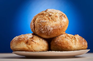 Tabakta bir yığın sağlıklı tahıllı ekmek.