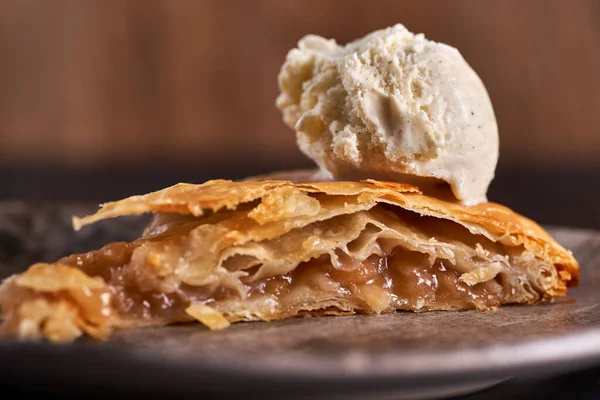 Torta Mele Con Gelato Alla Vaniglia Primo Piano — Foto Stock