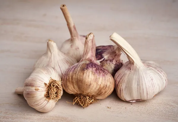 Knoblauchzehe Köpfe Auf Einem Holzbrett — Stockfoto