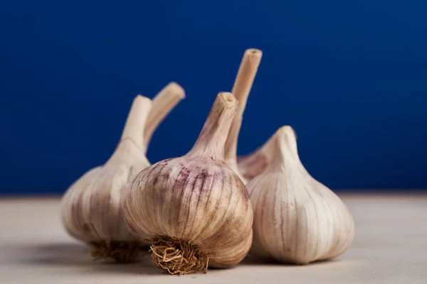 Knoblauchzehe Köpfe Auf Einem Holzbrett — Stockfoto