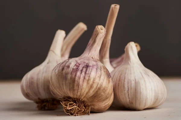 Knoblauchzehe Köpfe Auf Einem Holzbrett — Stockfoto