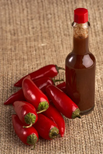 Scharfe Sauce Und Rote Chilischoten Nahaufnahme — Stockfoto