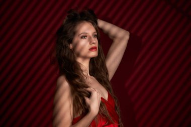 Güzel bir genç kadının yaratıcı aydınlatma portresi.