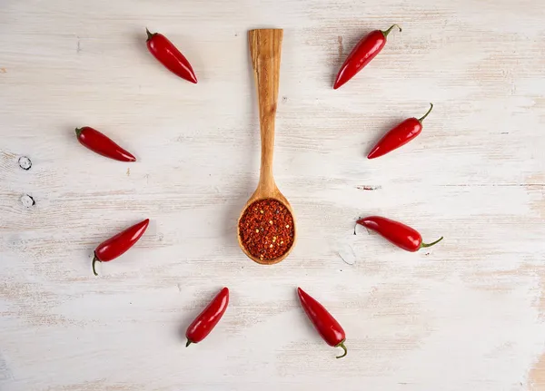 Plan Plat Piments Rouges Entiers Paillettes Séchées Dans Une Cuillère — Photo