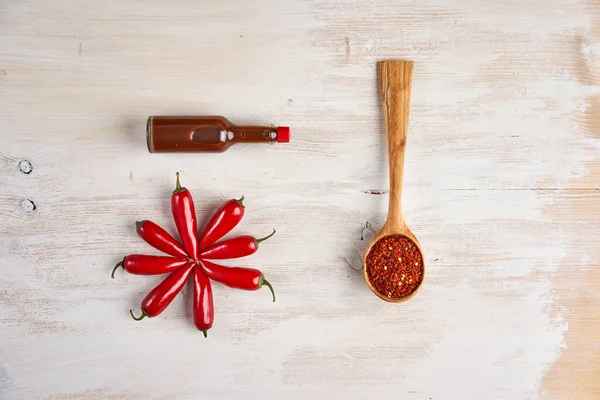 Plan Plat Chili Chaud Flocons Secs Une Bouteille Sauce Piquante — Photo
