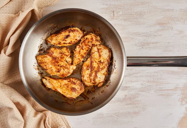 ステンレス製のパン鶏の胸肉 フラットレイショットをピアス — ストック写真