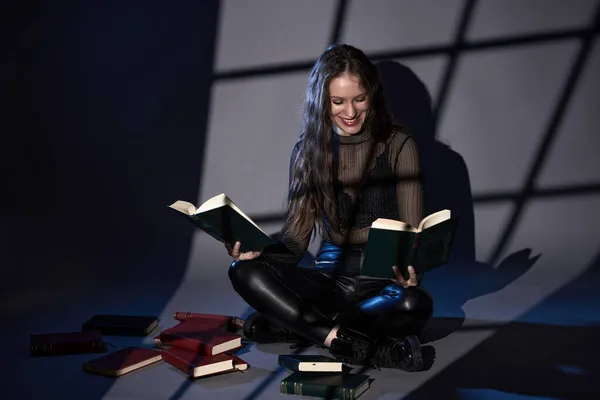 Mujer Joven Por Luz Ventana Lectura Con Montón Libros Alrededor — Foto de Stock