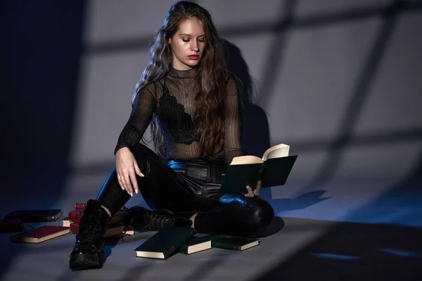 Νεαρή Γυναίκα Δίπλα Στο Φως Του Παραθύρου Διαβάζει Πολλά Βιβλία — Φωτογραφία Αρχείου