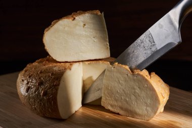 Tahtada ev yapımı olgun bir peynir kamyonu.