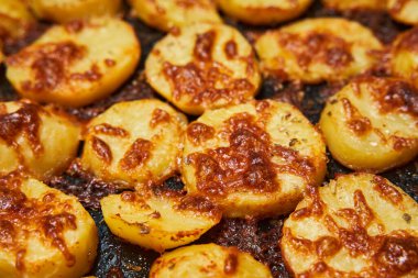 Peynir hamurlu dilimlenmiş patates, fırın.