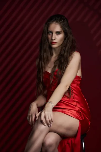 Portrait Glamour Une Belle Jeune Femme Modèle Robe Rouge Avec — Photo