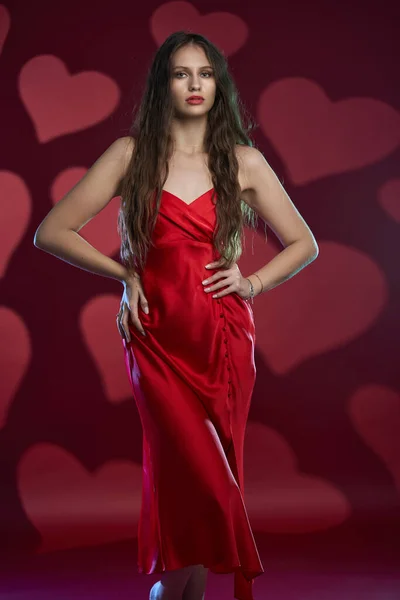 Гламурний Портрет Красивої Молодої Жіночої Моделі Червоній Сукні Креативним Освітленням — стокове фото