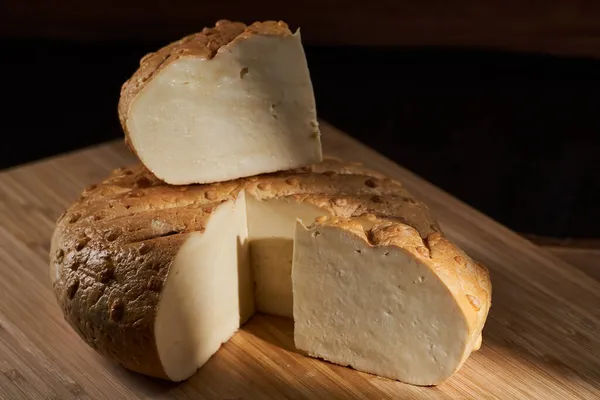 Ein Truckle Mit Gereiftem Käse Hausgemacht Auf Einem Holzbrett — Stockfoto