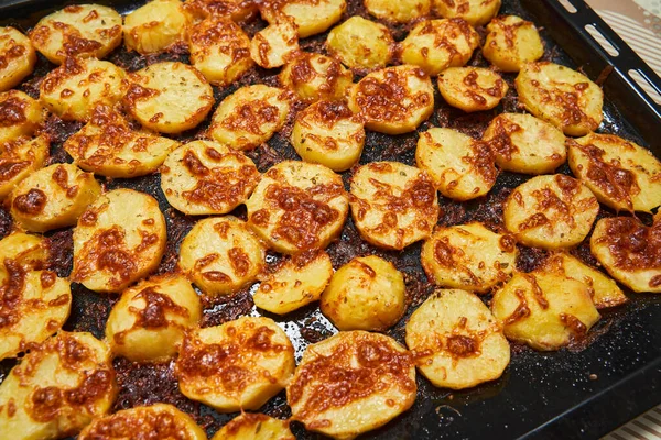 Patatas Rodajas Crujientes Con Una Corteza Queso Horneadas Horno —  Fotos de Stock