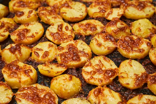 Patatas Rodajas Crujientes Con Una Corteza Queso Horneadas Horno —  Fotos de Stock