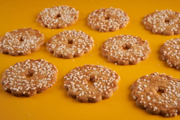 Feestelijke Koekjes Voor Kerstmis Close Gele Achtergrond — Stockfoto