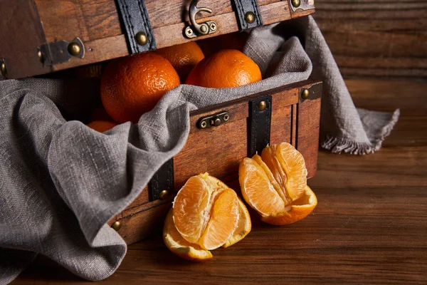 Orangen Die Früchte Der Weihnachtsfeiertage Einer Holztruhe Mit Handtuch Auf — Stockfoto