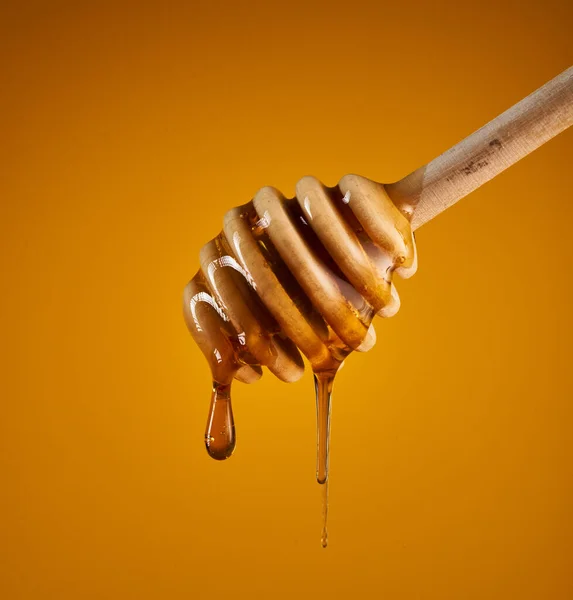 Closeup Honey Dripping Wooden Dipper Isolated Yellow Background — Stock Photo, Image