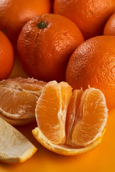 Naranjas Frescas Sobre Fondo Amarillo Primer Plano —  Fotos de Stock