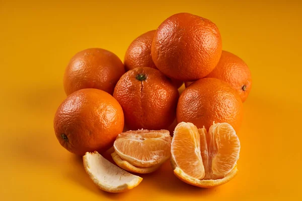 Naranjas Frescas Sobre Fondo Amarillo Primer Plano —  Fotos de Stock