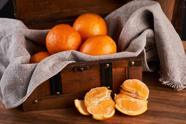 Narancs Gyümölcs Karácsonyi Ünnep Egy Láda Törölközővel Elhelyezett Egy Diófa — Stock Fotó