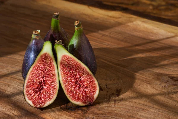 Organic Fresh Figs Wooden Board Studio Closeup — Stock Photo, Image