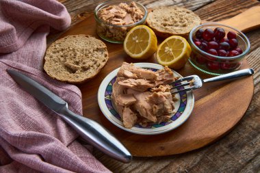 Köy tahtasında yağda ton balıklı biftek.