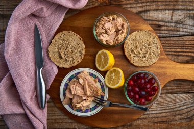 Köy tahtasında yağda ton balıklı biftek.