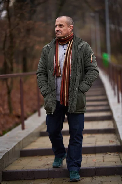 Parkta Koyu Yeşil Kışlık Ceketli Olgun Bir Adamın Portresi — Stok fotoğraf