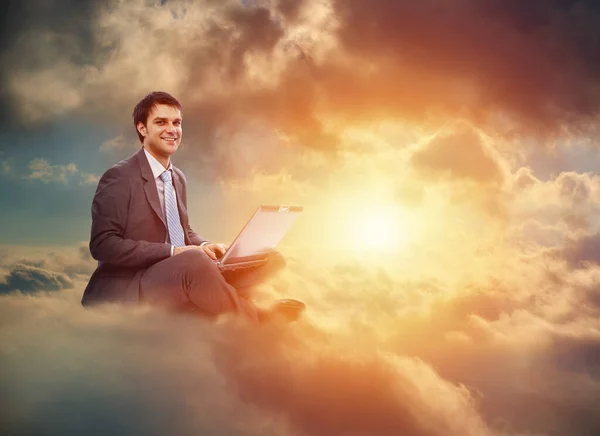 Homem Negócios Feliz Sentado Nas Nuvens Pôr Sol Com Seu — Fotografia de Stock