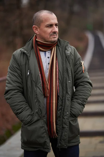 Retrato Homem Maduro Verde Escuro Casaco Inverno Parque — Fotografia de Stock