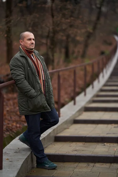 Portret Van Een Volwassen Man Donkergroene Winterjas Het Park — Stockfoto