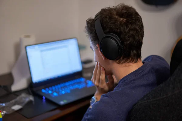 Joven Trabajando Desde Casa Portátil Escritorio Ocupado — Foto de Stock