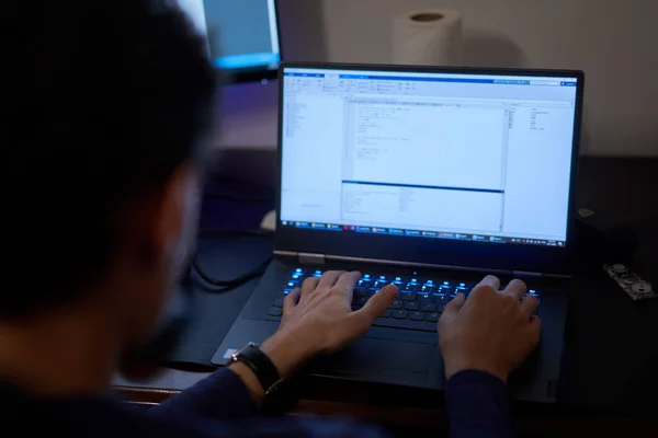 Yoğun Bir Masada Dizüstü Bilgisayarıyla Çalışan Genç Bir Adam — Stok fotoğraf