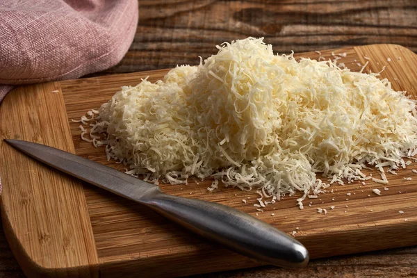 Portion Geriebener Parmesan Aus Einem Großen Block Parmigiano Reggiano — Stockfoto