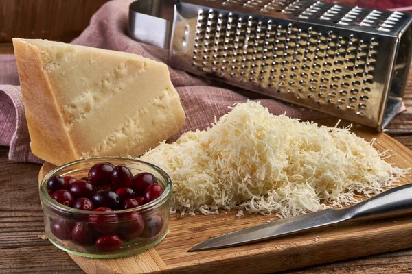 Delar Parmesanrivet Ris Från Ett Stort Block Parmigiano Reggiano — Stockfoto