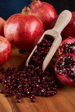 Lezzetli taze nar meyveleri ve tohumlar, profesyonel ışıklandırmayla çekilen stüdyo fotoğrafları.