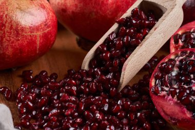 Lezzetli taze nar meyveleri ve tohumlar, profesyonel ışıklandırmayla çekilen stüdyo fotoğrafları.