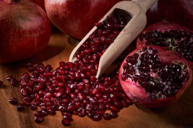 Lezzetli taze nar meyveleri ve tohumlar, profesyonel ışıklandırmayla çekilen stüdyo fotoğrafları.