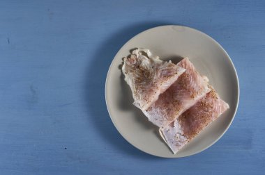 Taze çiğ zander filetoları pişirmeye hazır.